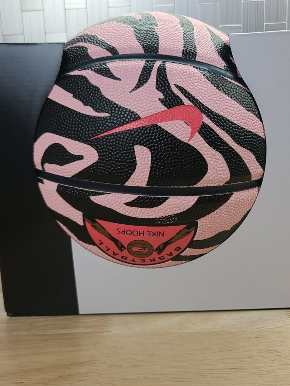 Nike Hooping Club Premium Energy 8 Panel Basketball N1008258 630 SIZE 7 Pink